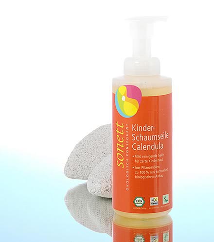 Sonett Kids Foam Soap Calendula at Violey - Washing hands with funny foam